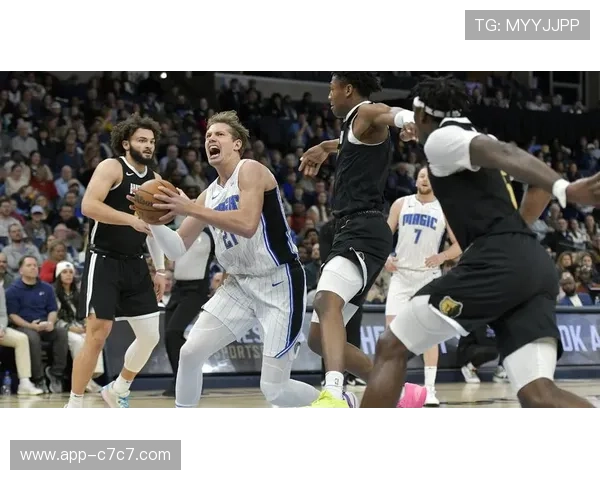 魔术主场暂以98-92领先灰熊，比赛进行中